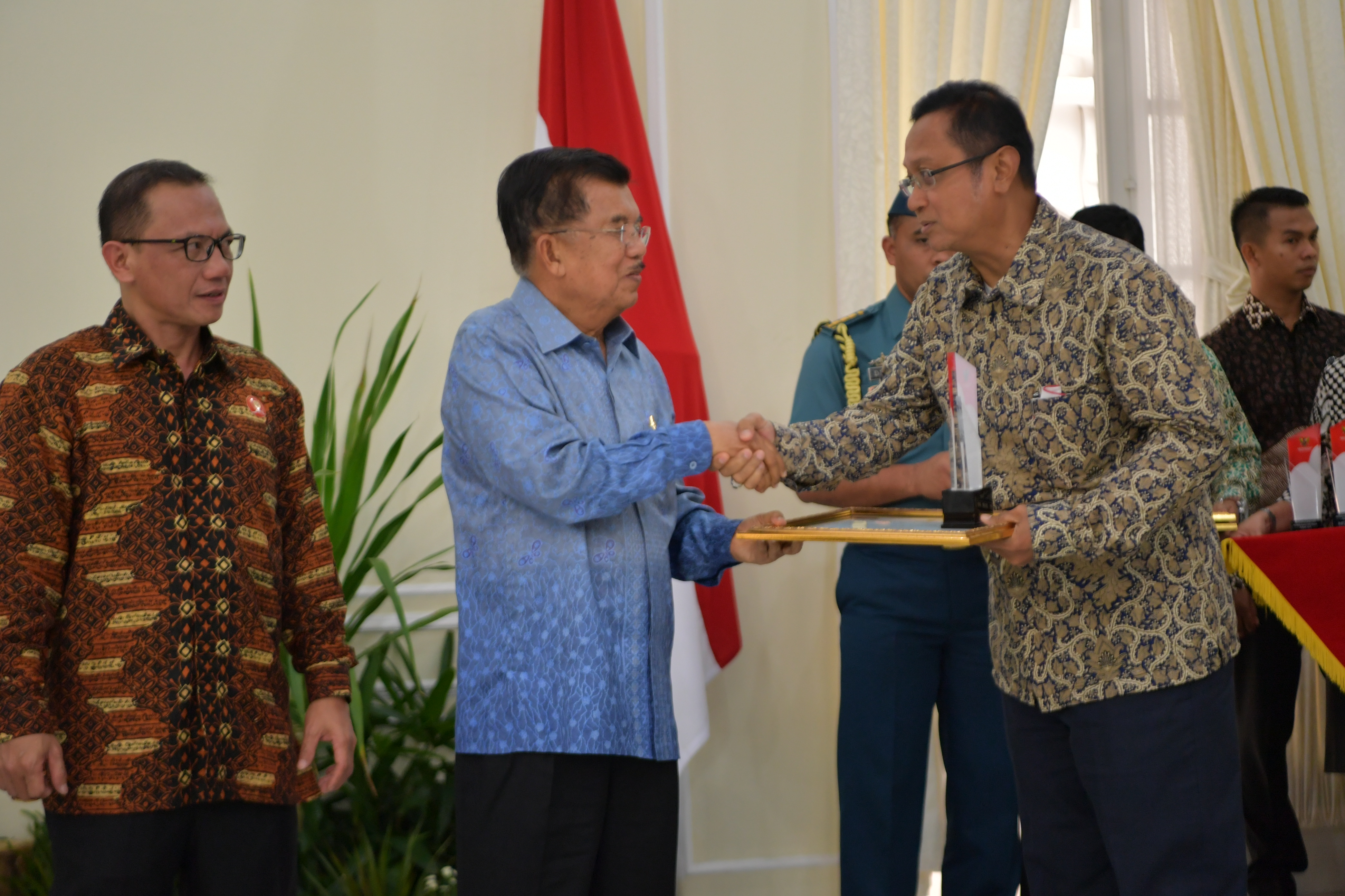 Direktur Utama PT KAI Edi Sukmoro menerima penghargaan Penganugerahan Keterbukaan Informasi Publik 2018, di Istana Wakil Presiden
