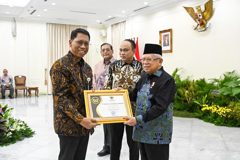 Direktur Utama KAI Didiek Hartantyo Menerima Penghargaan Penganugrahan Keterbukaan Informasi Publik 2023